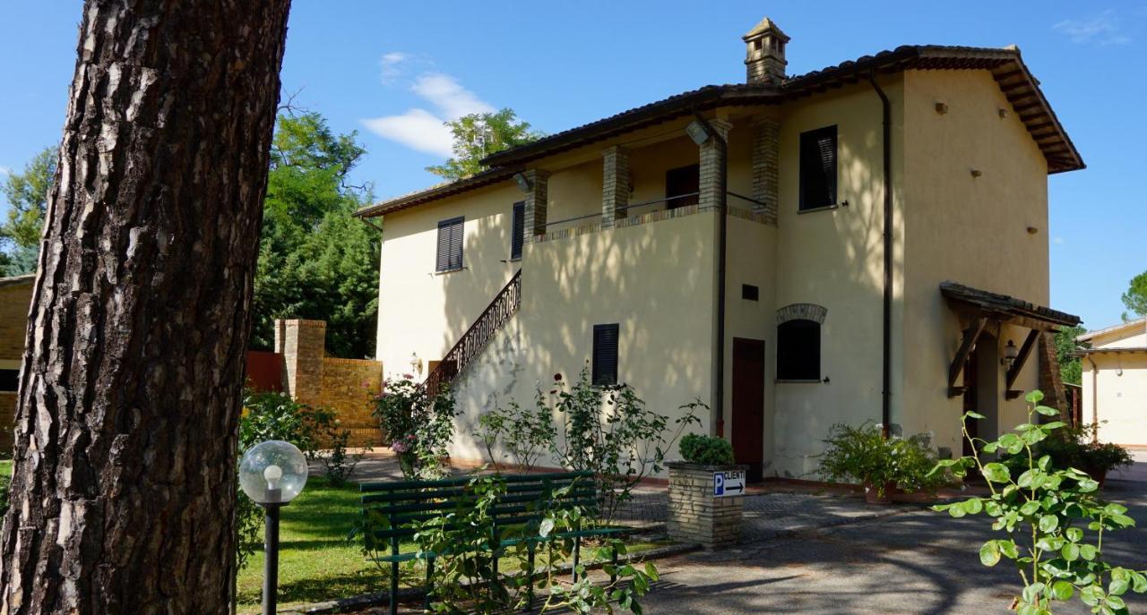 אסיסי Hotel La Torretta מראה חיצוני תמונה