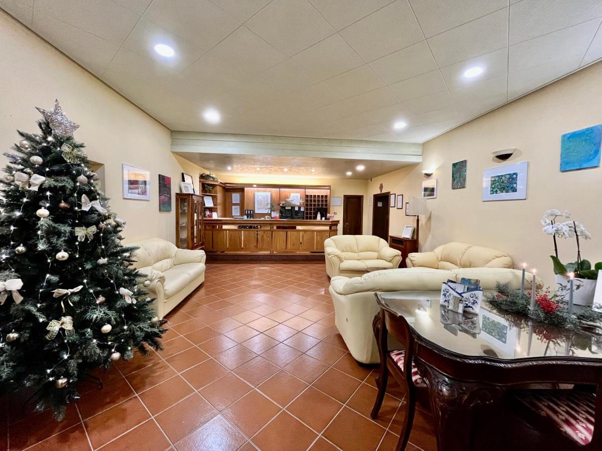אסיסי Hotel La Torretta מראה חיצוני תמונה
